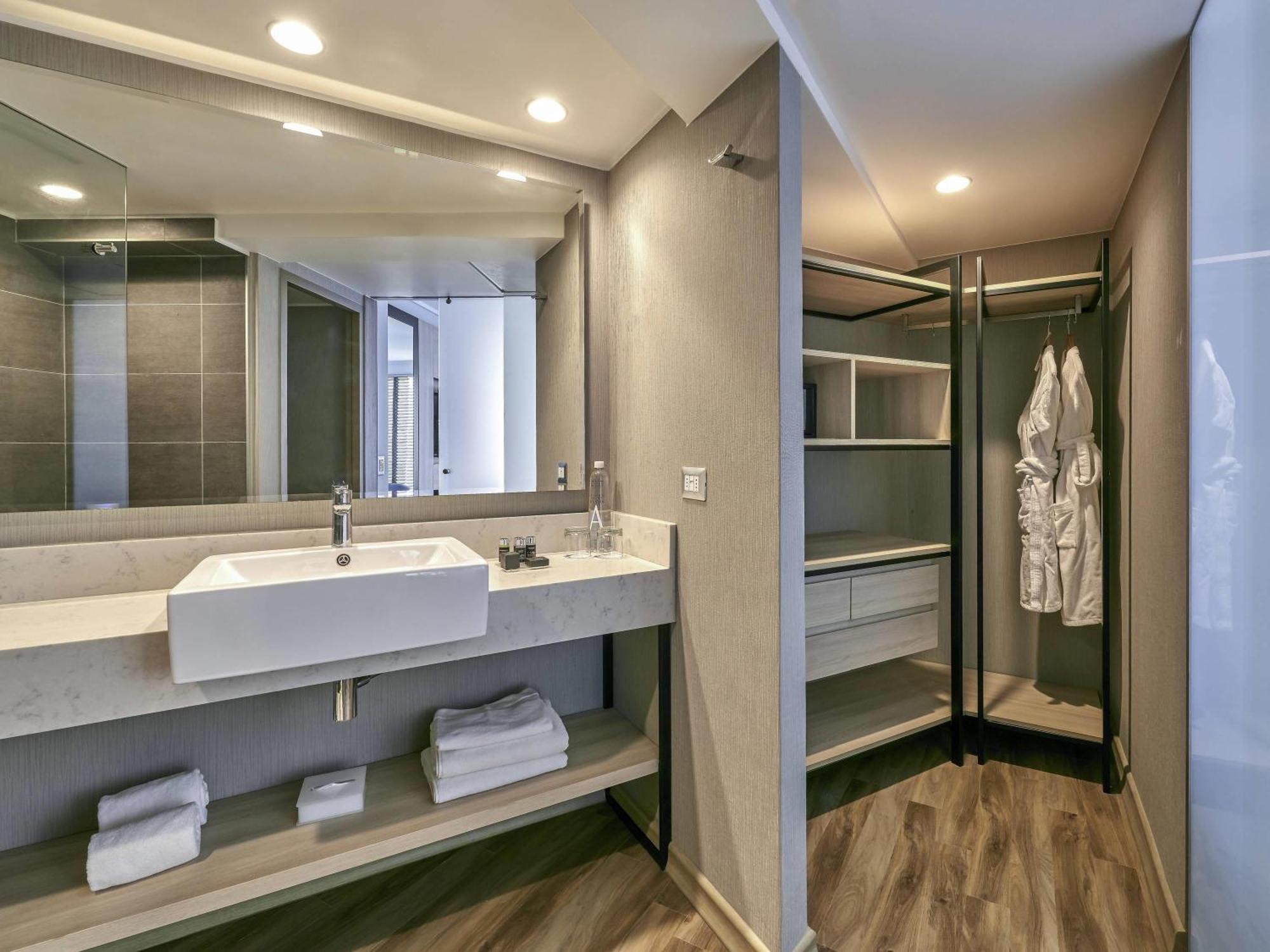Superior King Suite